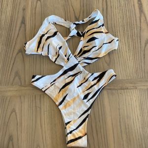 Cupshe x Stassie swimsuit size small